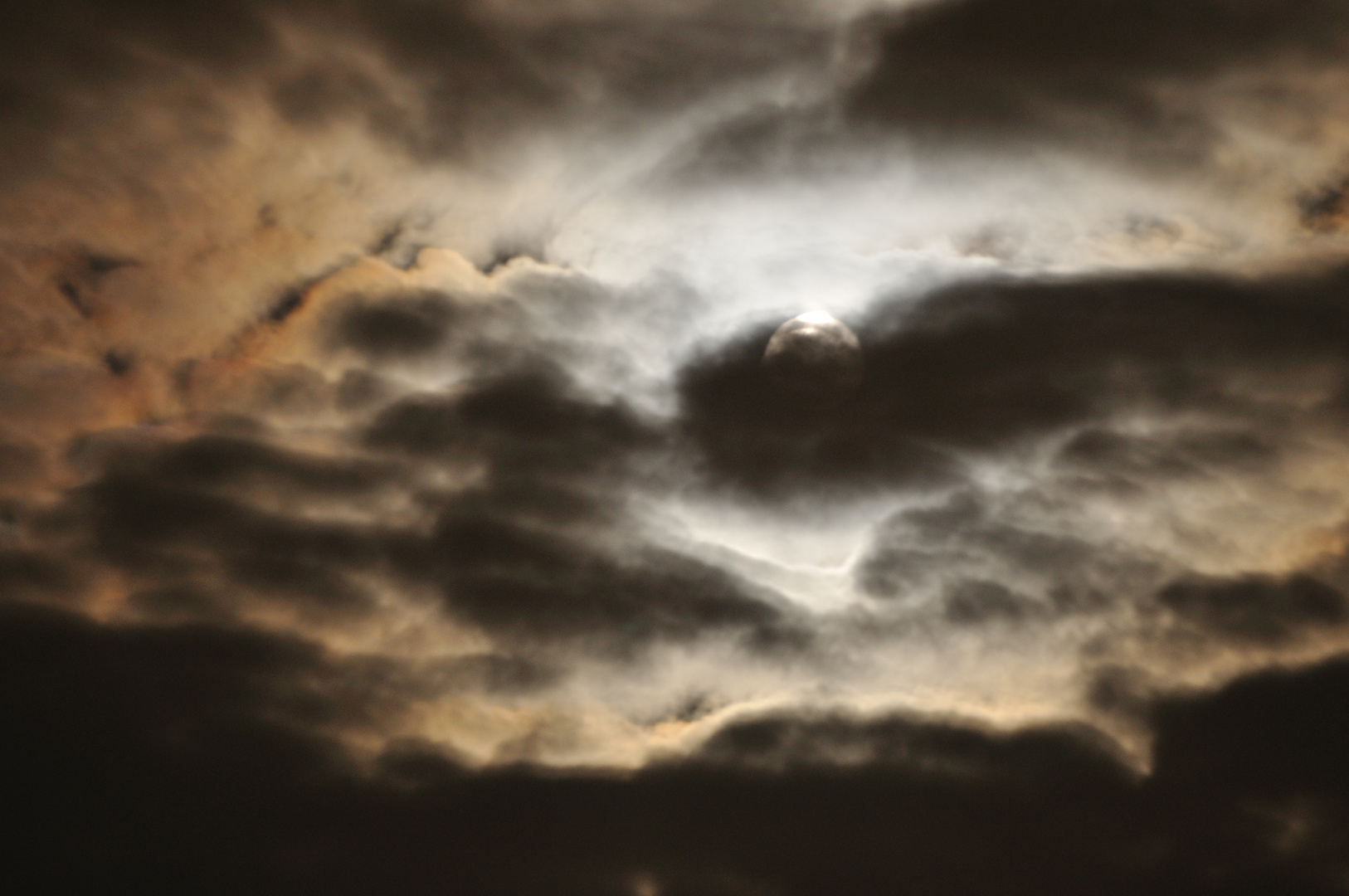 Wolken und Mond