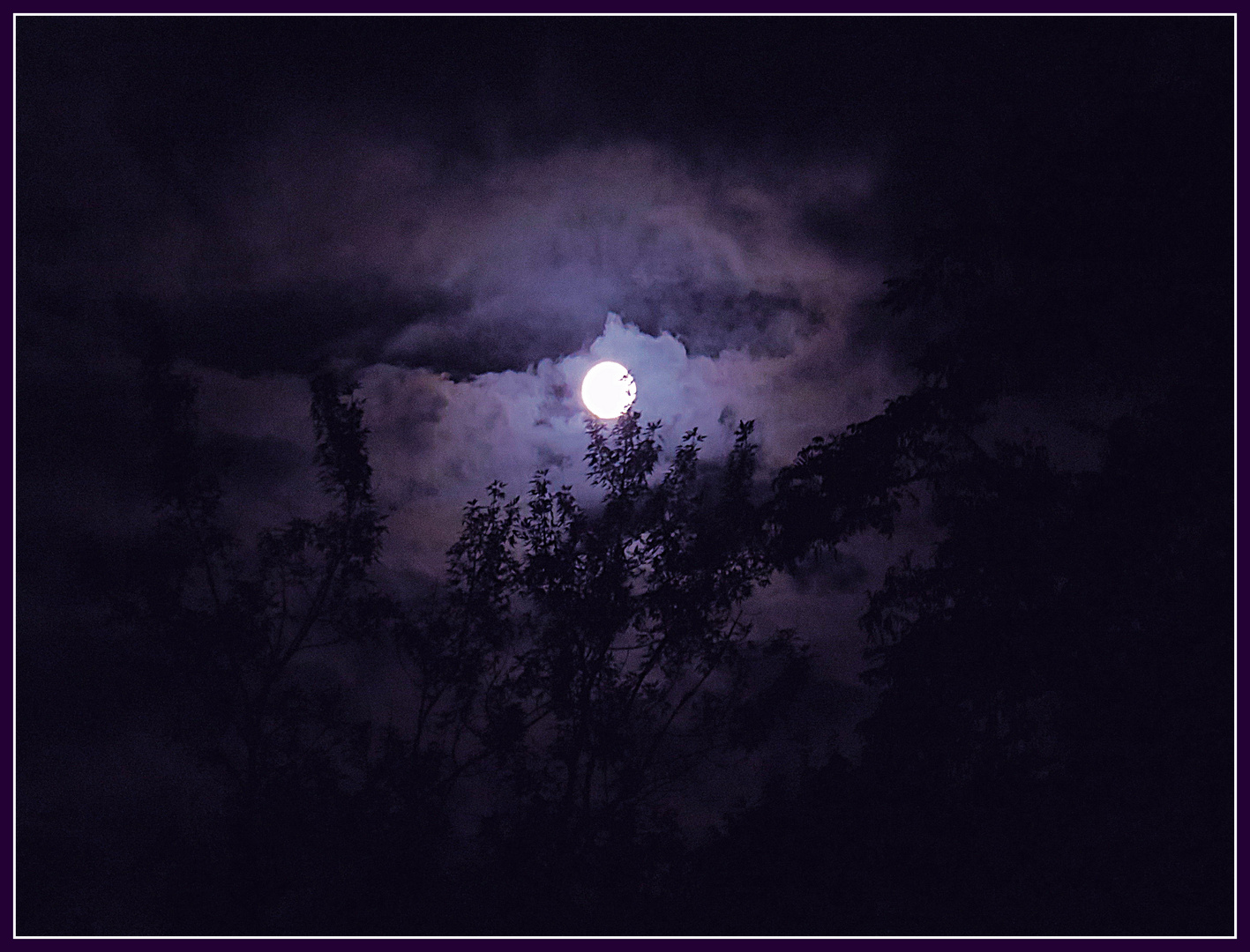 Wolken und Mond