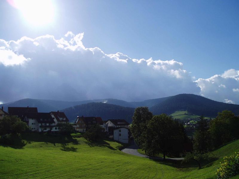 Wolken und Sonne. Wer gewinnt heute?