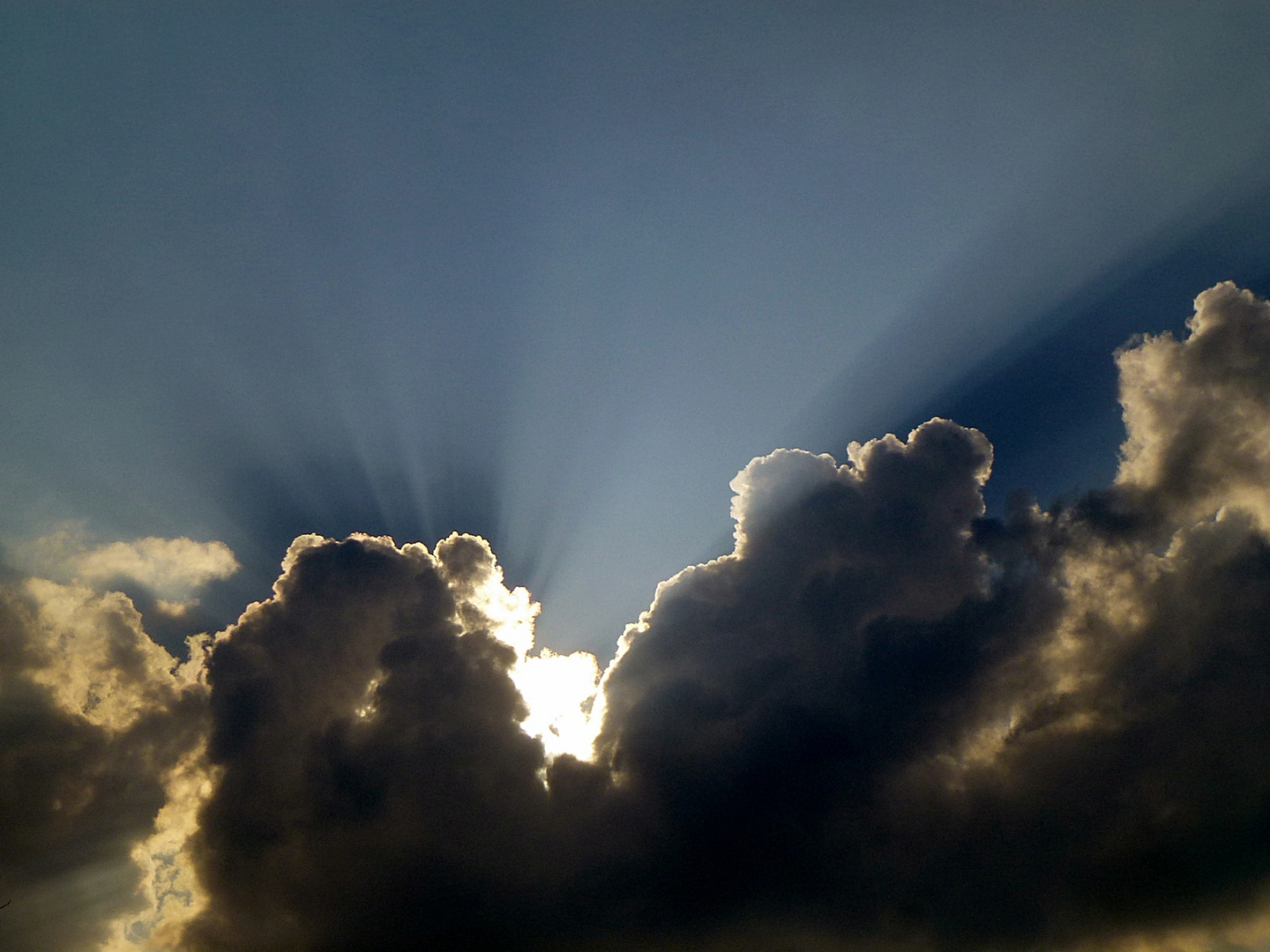 Wolken und Sonnenstrahlen 2