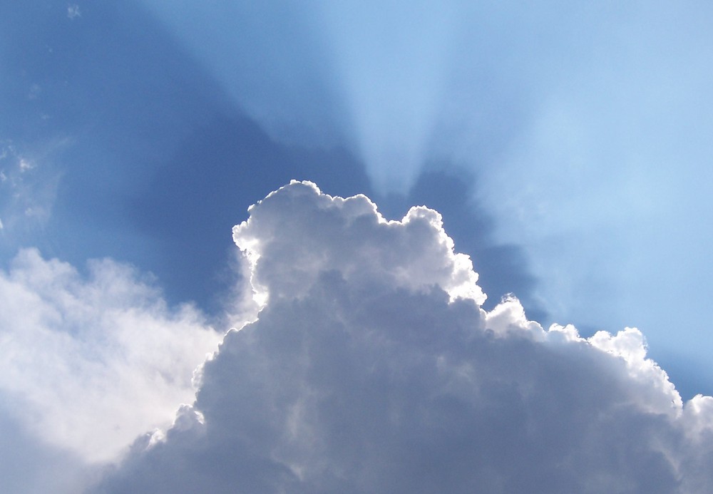 Wolken und Sonnenstrahlen