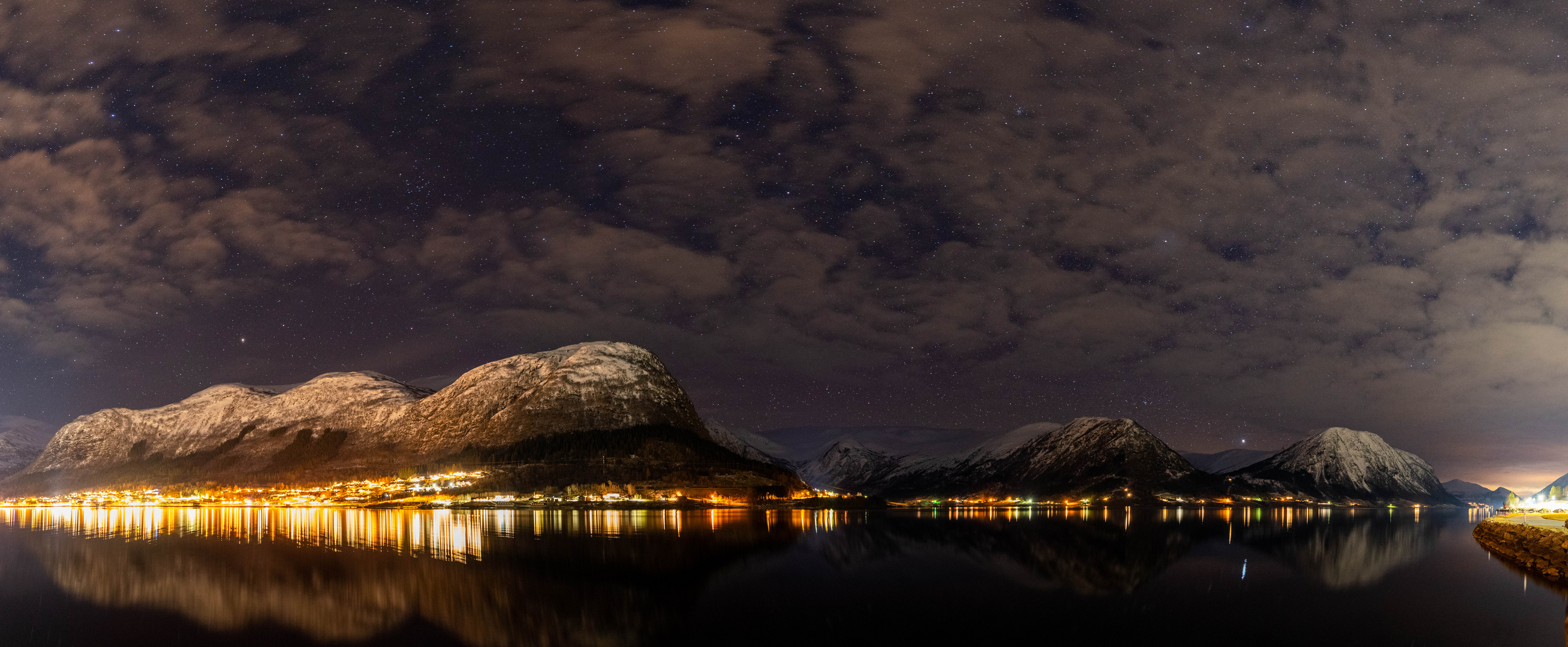 Wolken und Sterne über Fjord