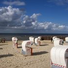 Wolken und weiße Strandkörbe