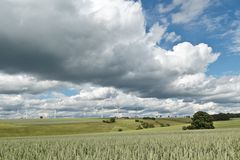 Wolken und Windräder