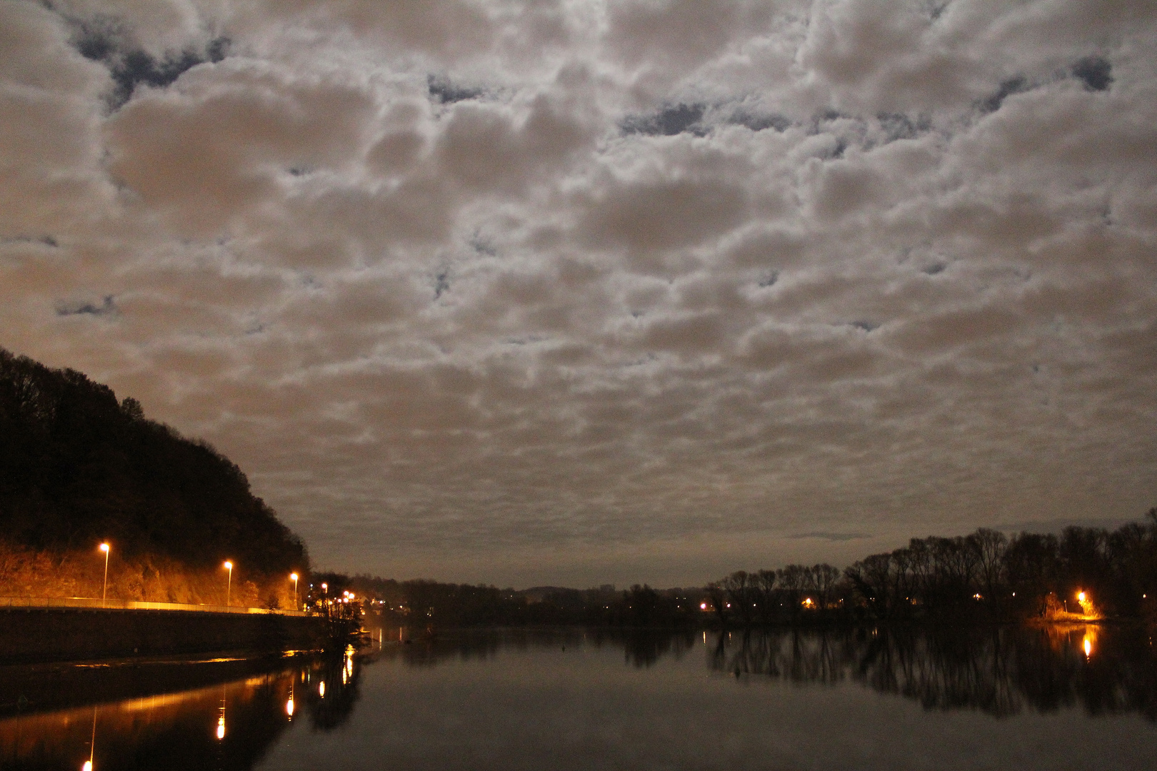 Wolken unter Mondlicht