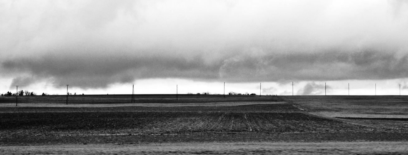 Wolken verhangen Alles rund um den Schwarzwald und in der Ferne die Windräder