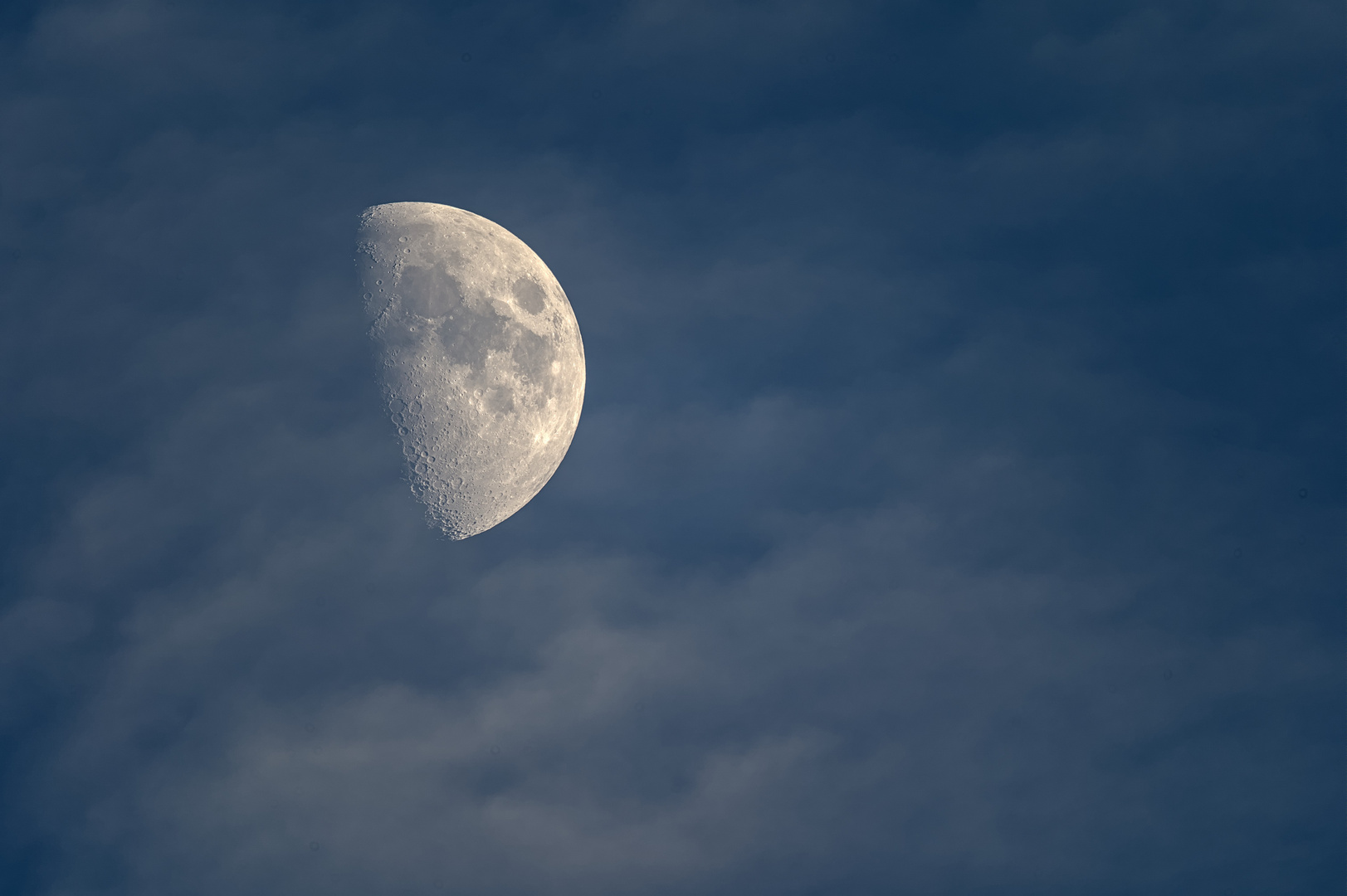 Wolken verhüllen den Mond