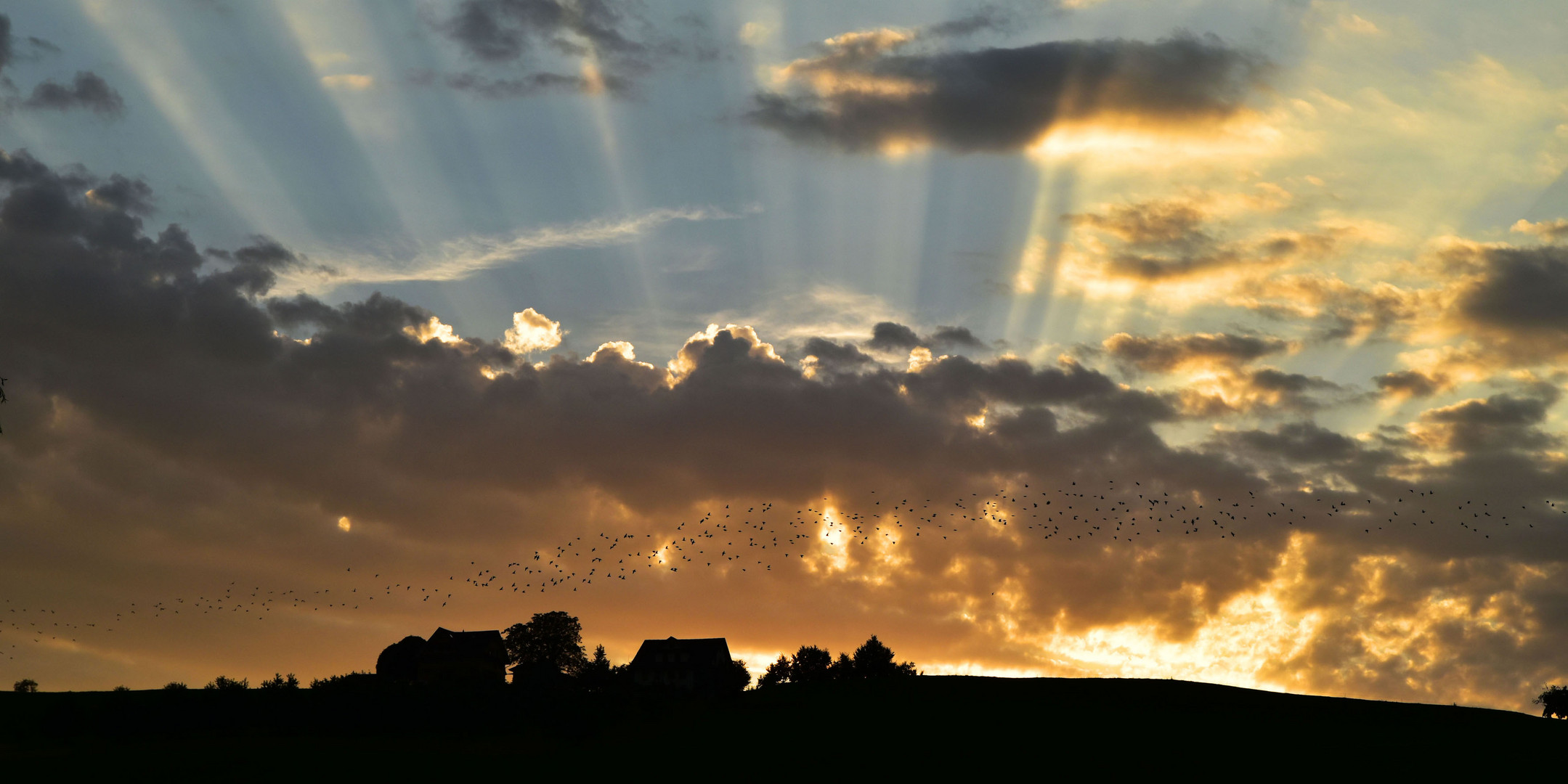 Wolken von Sonne beleuchtet