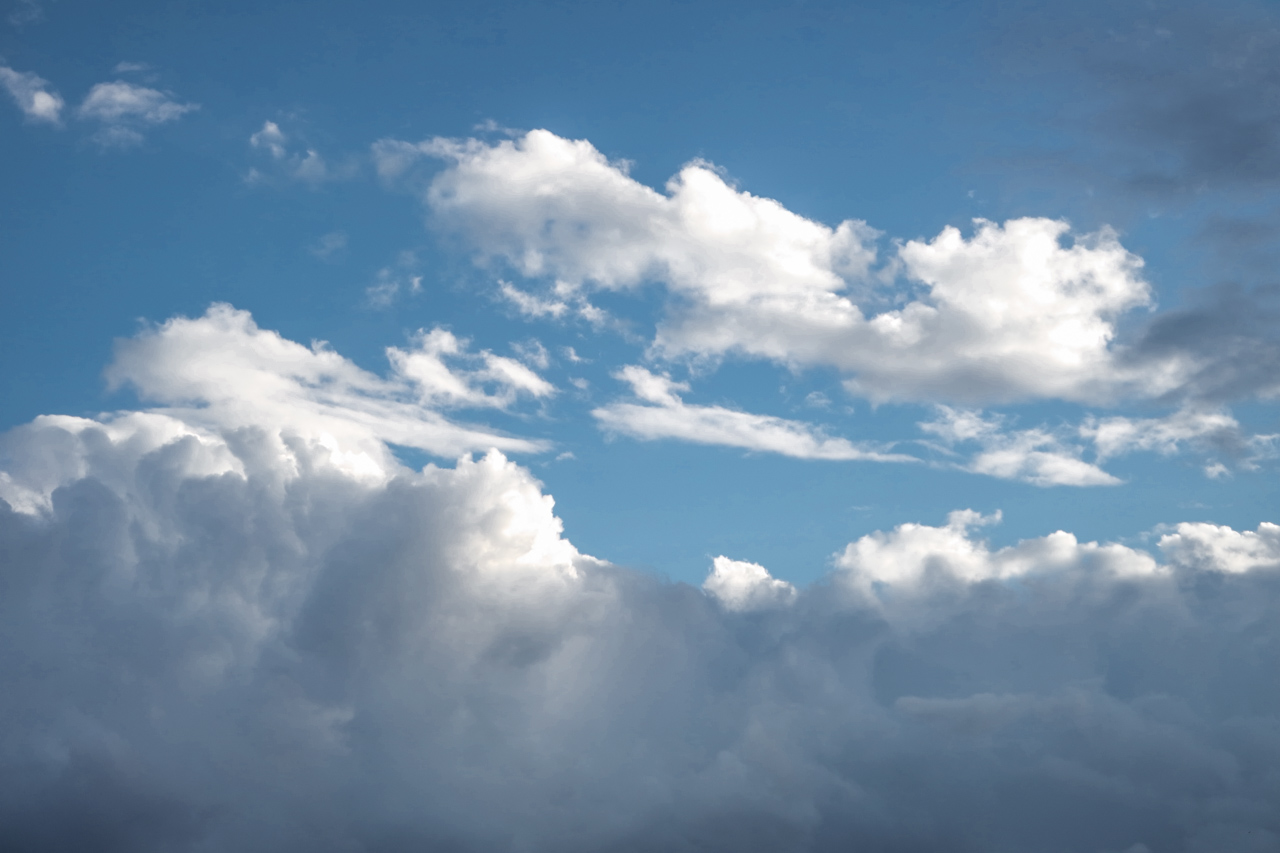 Wolken vor blauem Himmel