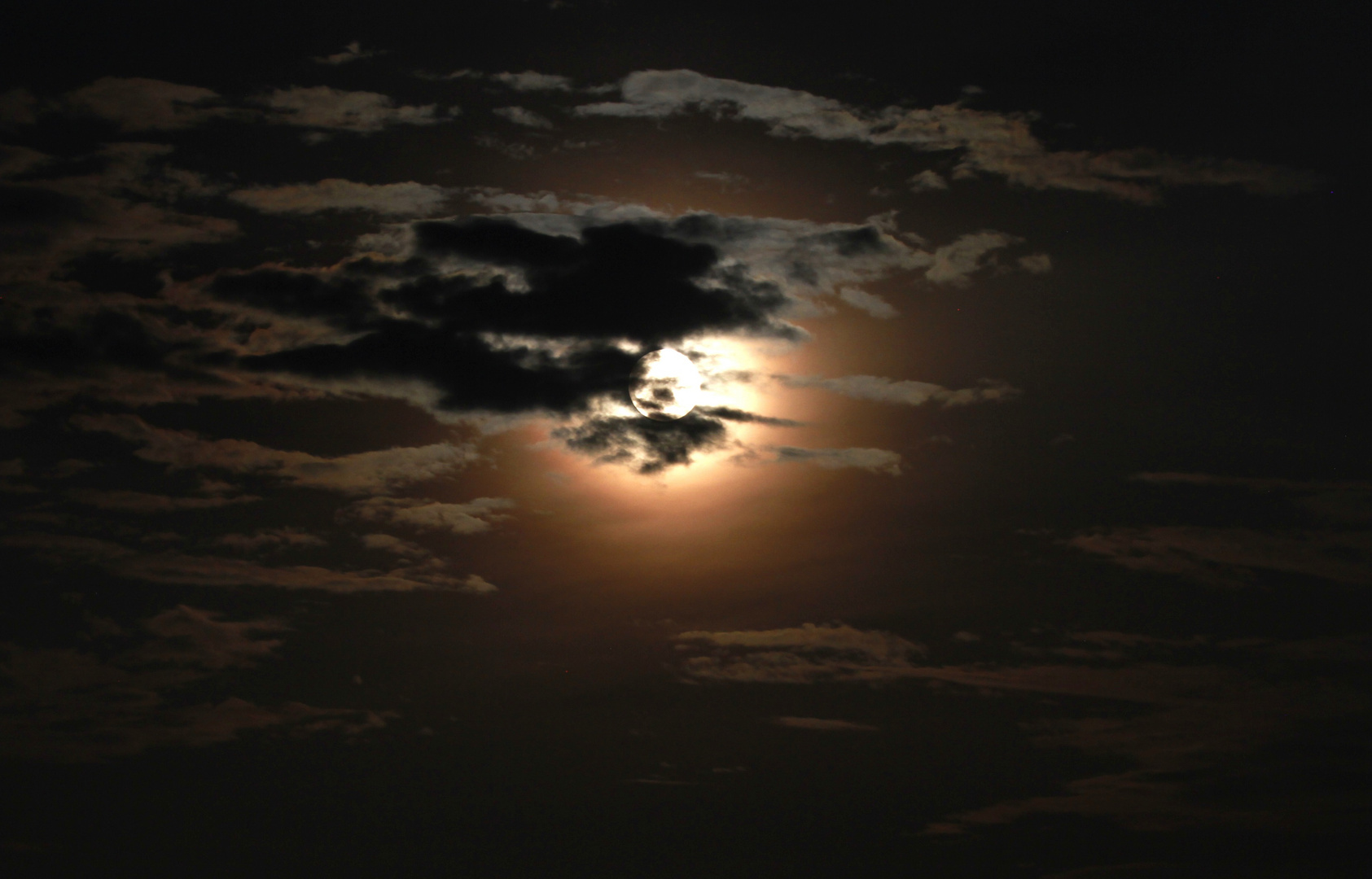 Wolken vor dem Mond 