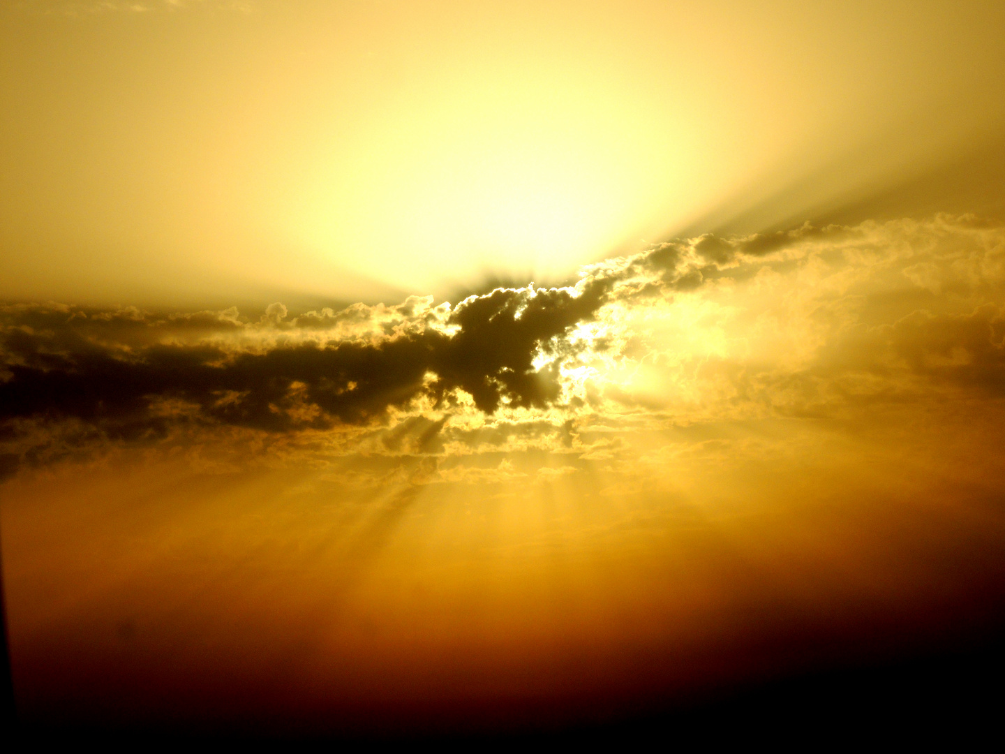 Wolken vor der Sonne aus der Luft fotografiert