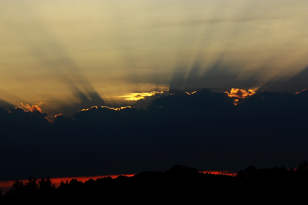 Wolken vor der untergehenden Sonne II