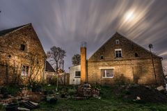 [ - Wolken vor Mond über Bauernhof - ]