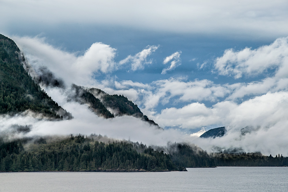 Wolken, Wald und Wasser