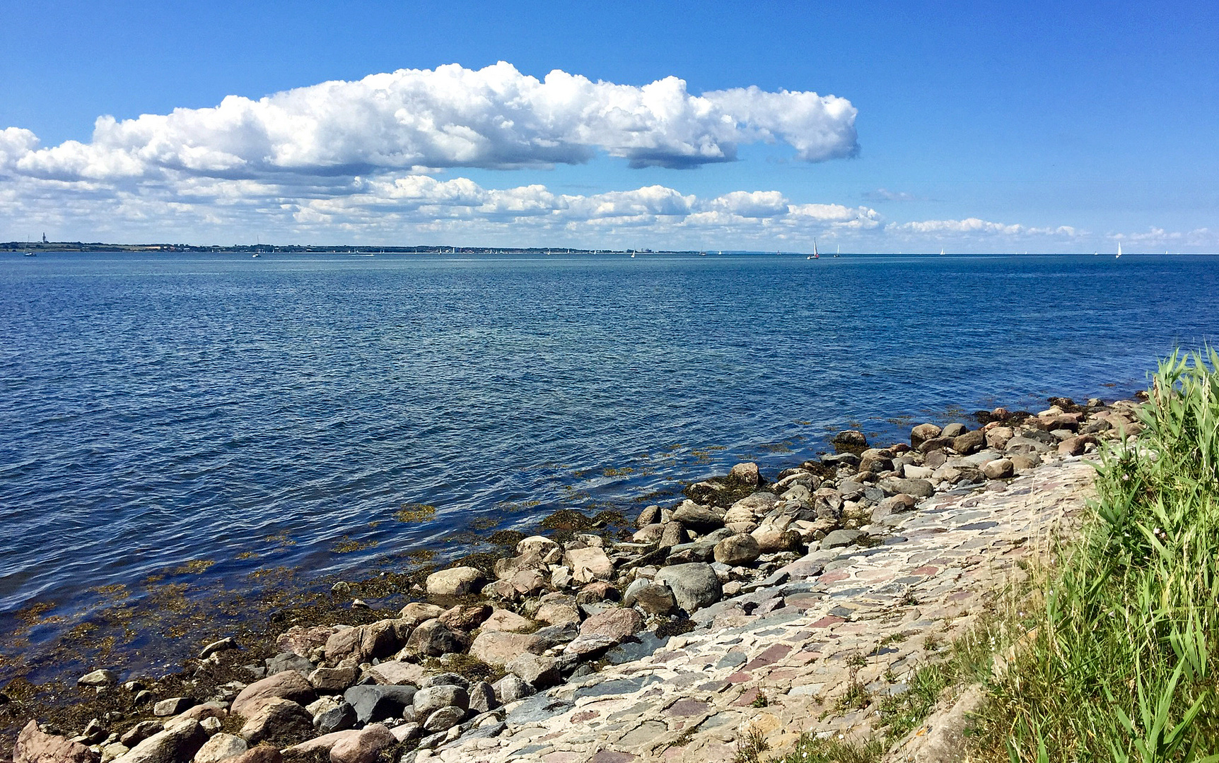 Wolken-Wasser-Steine