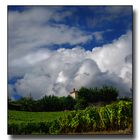 Wolken, Weinberge und ein kleines Landhaus