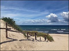 Wolken, Wellen und Sand