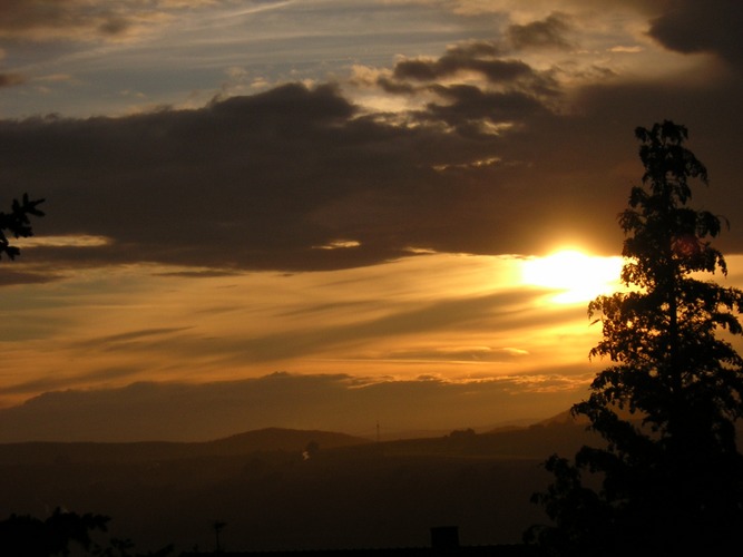 Wolken ziehen durch das Land