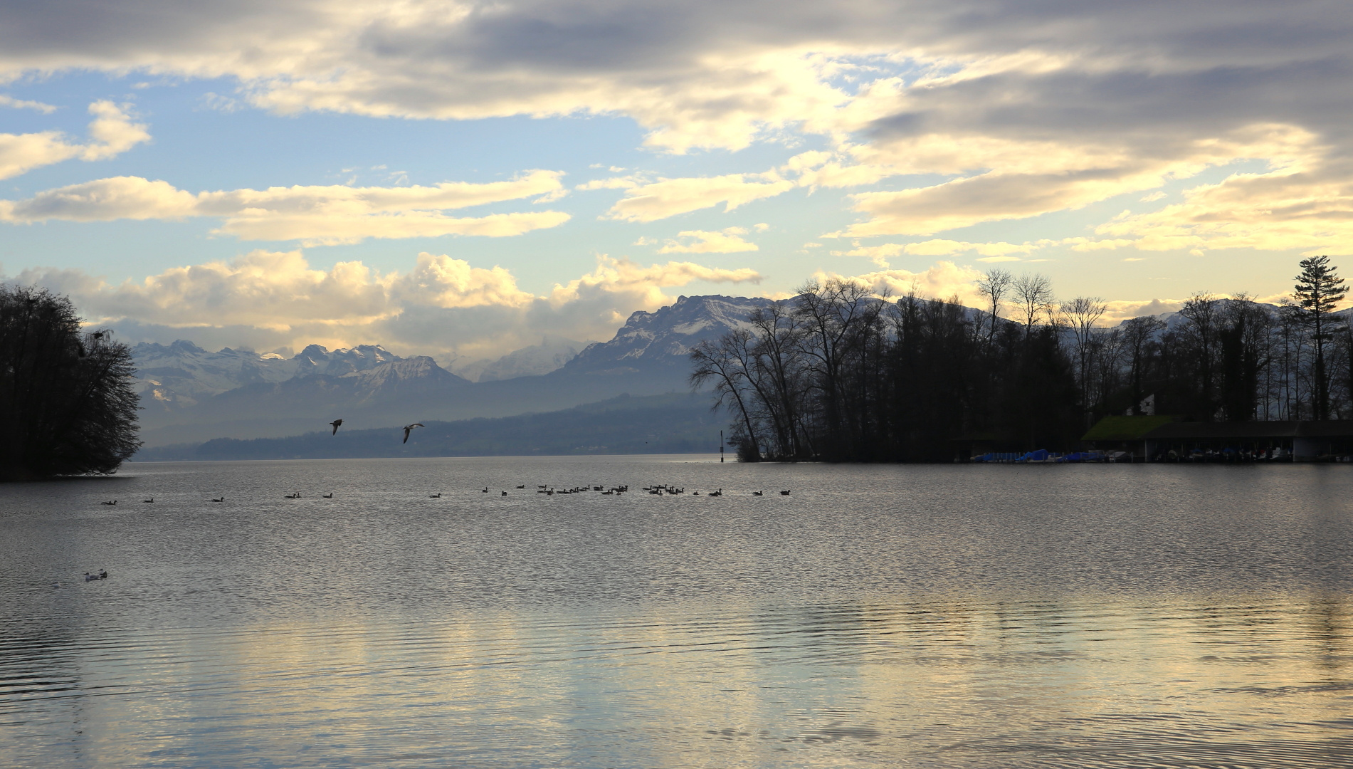 Wolken ziehen - See ruht