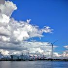 Wolken ziehen über die Elbe