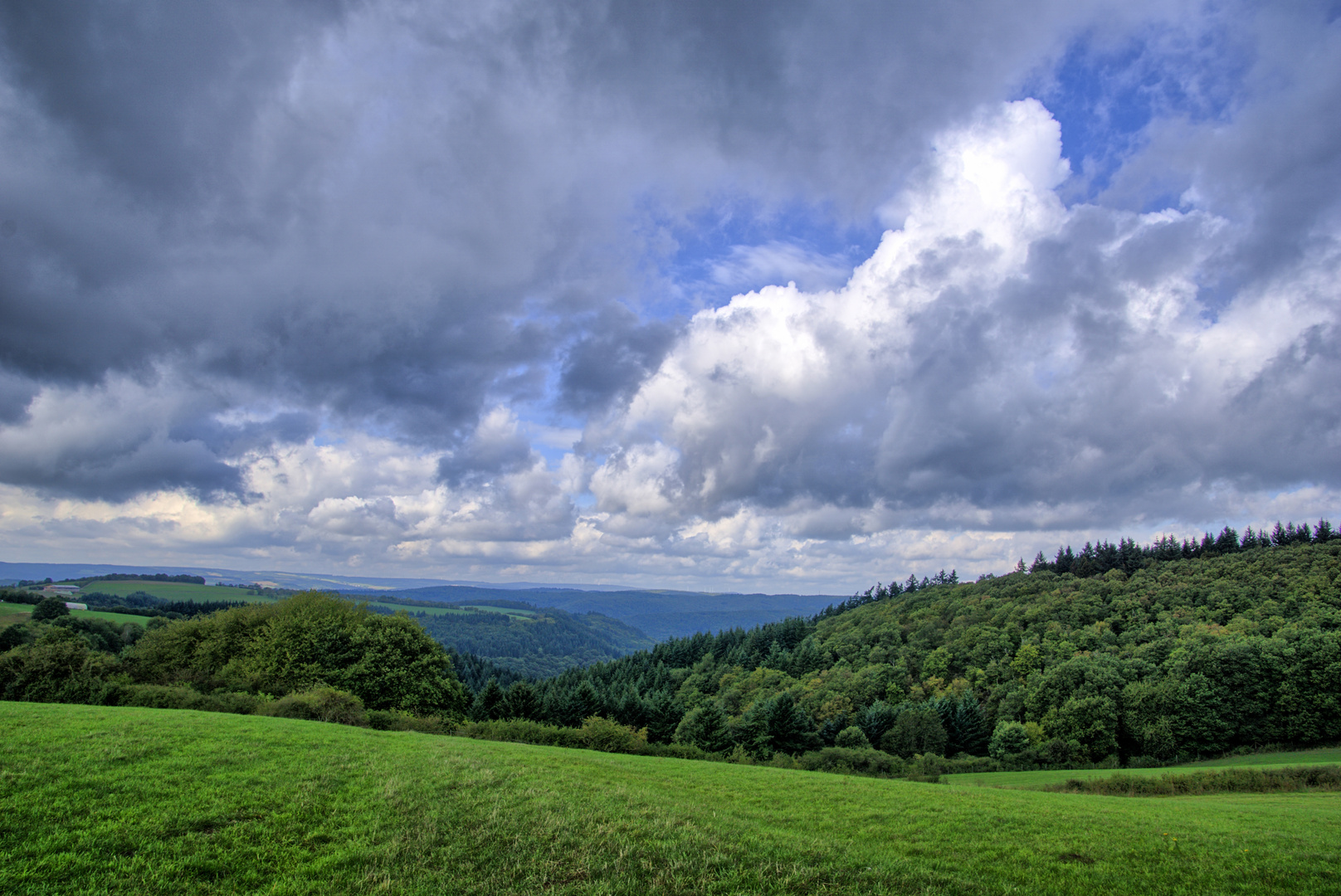 Wolken ziehen über die Landschaft