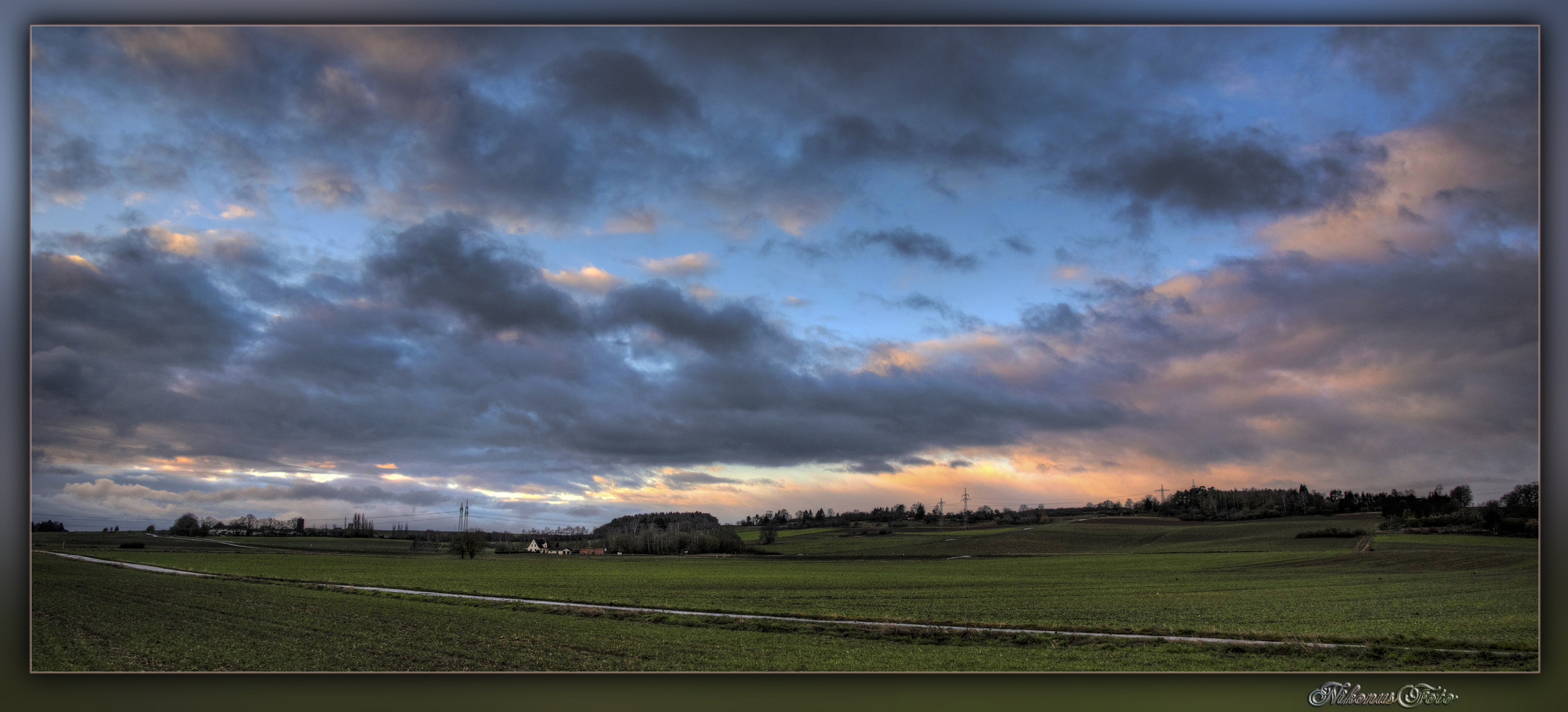 Wolken ziehen übers Feld