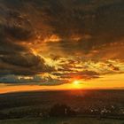 Wolken ziehn,am Horizont entschwindet die Sonne 