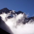 Wolken zwischen den Bergen