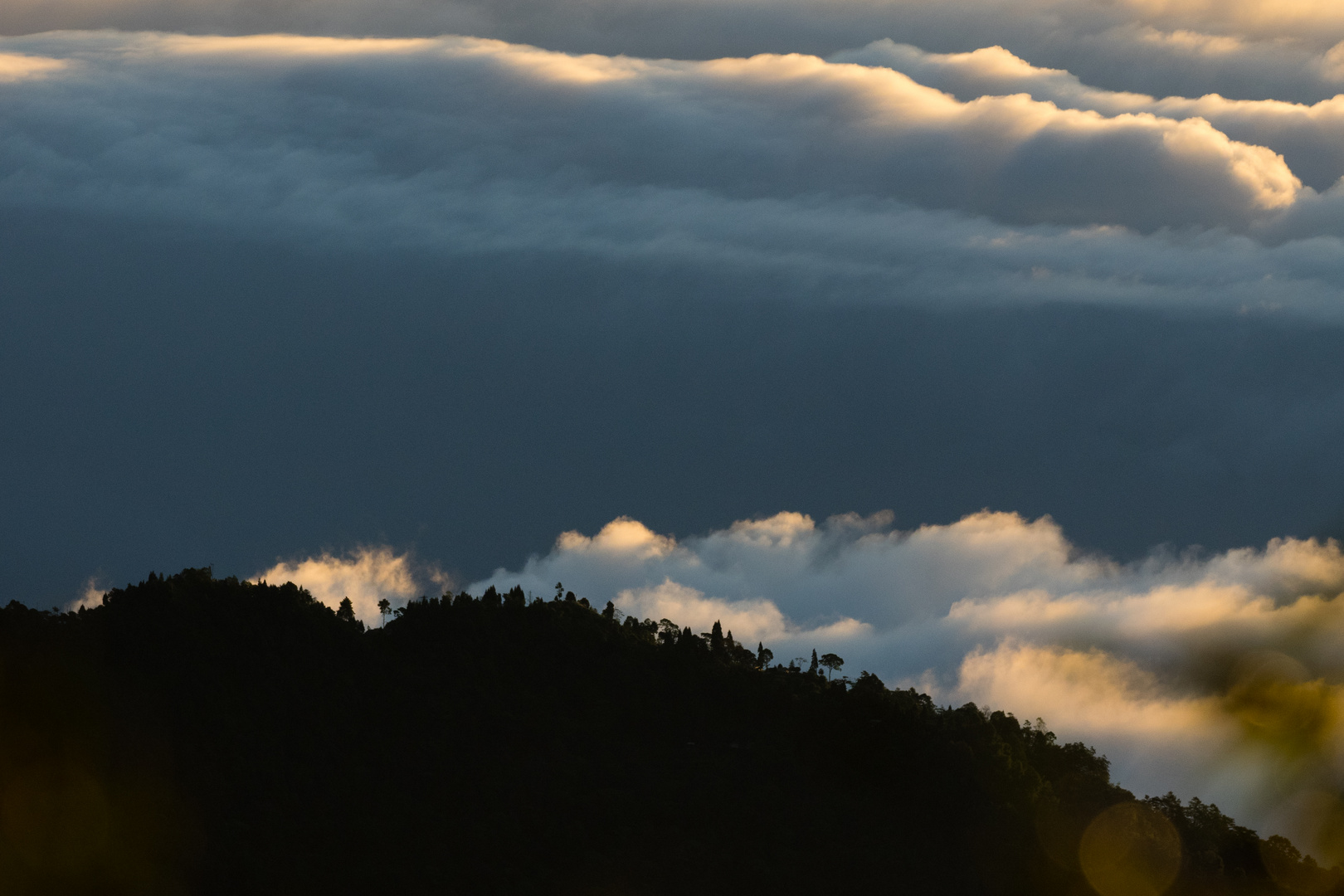 Wolken zwischen den Bergen Darjeelings und des Himalayas