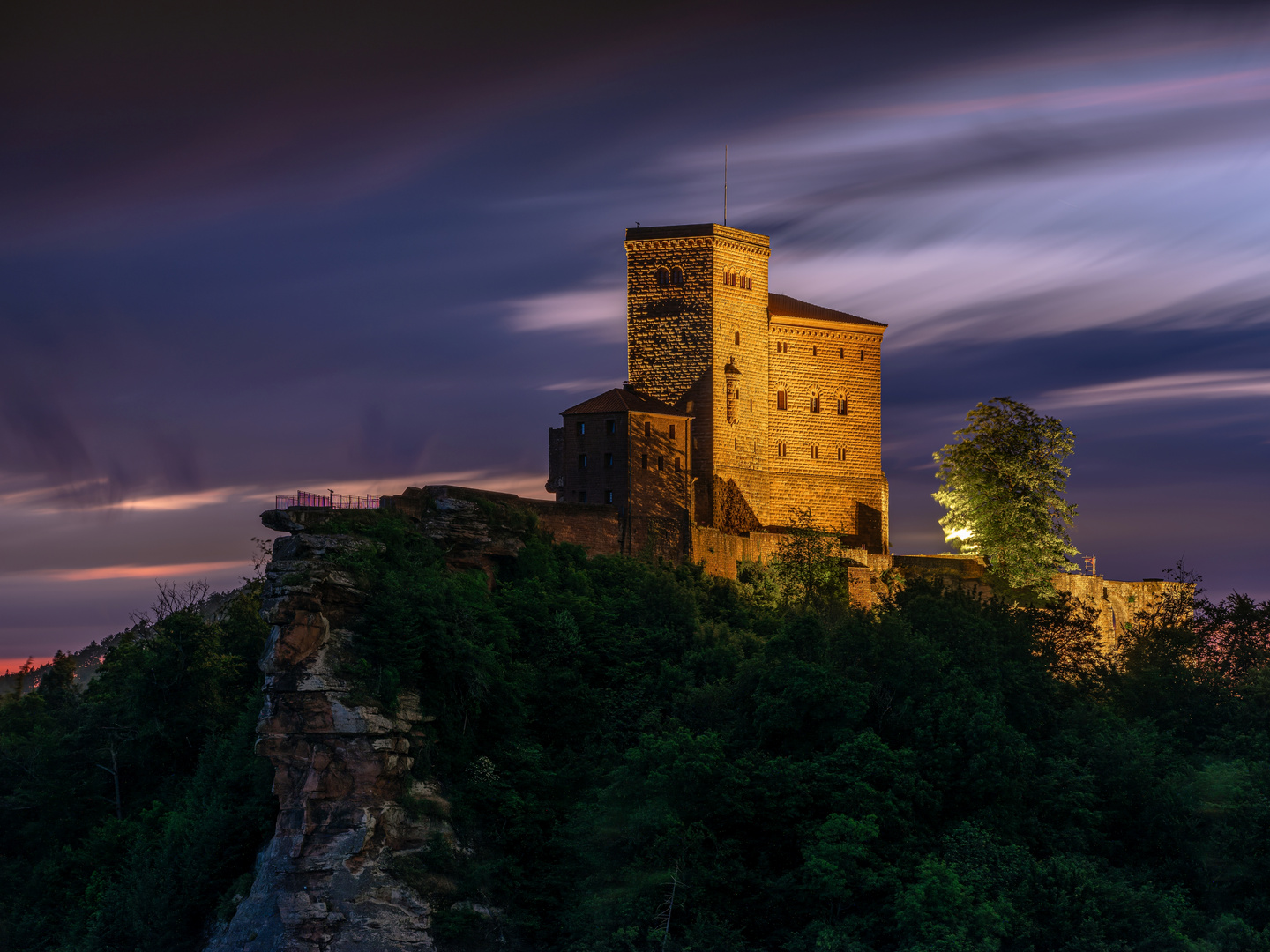 Wolkenabend am Trifels