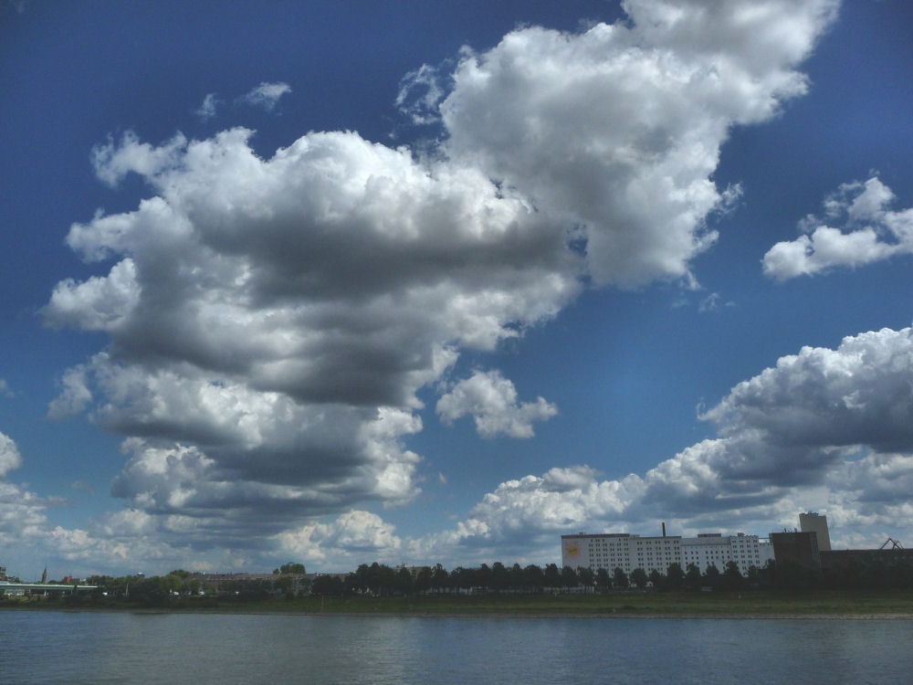 Wolkenbänder über dem Rhein