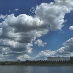 Wolkenbänder über dem Rhein