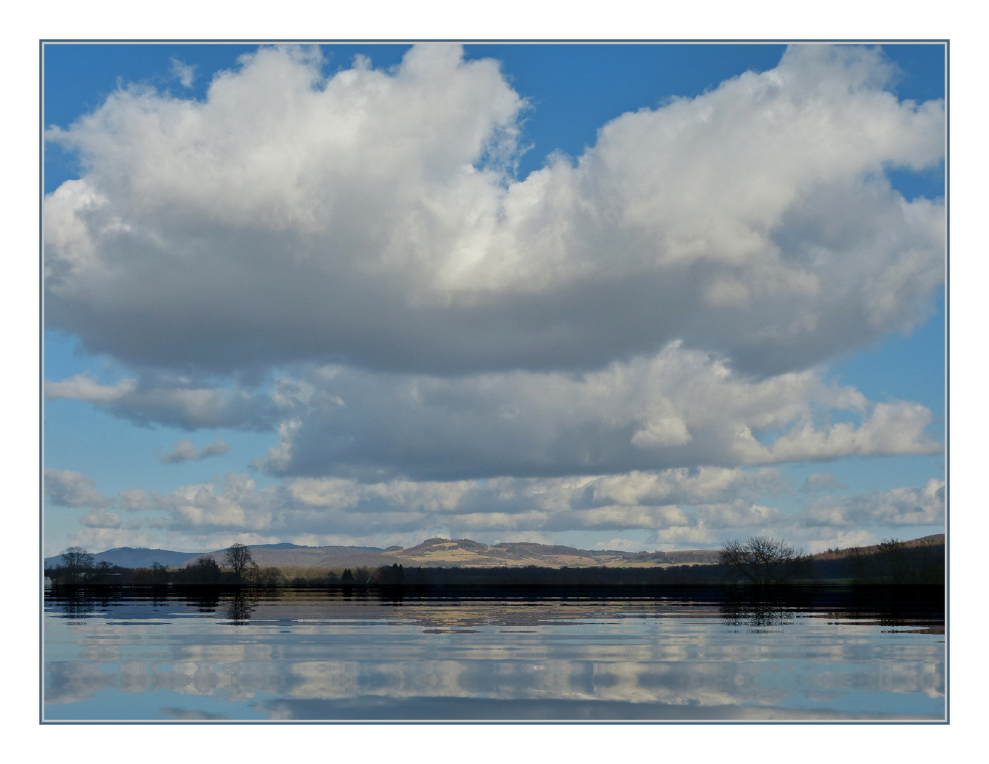 Wolkenbänke ueber der Weser in Polle