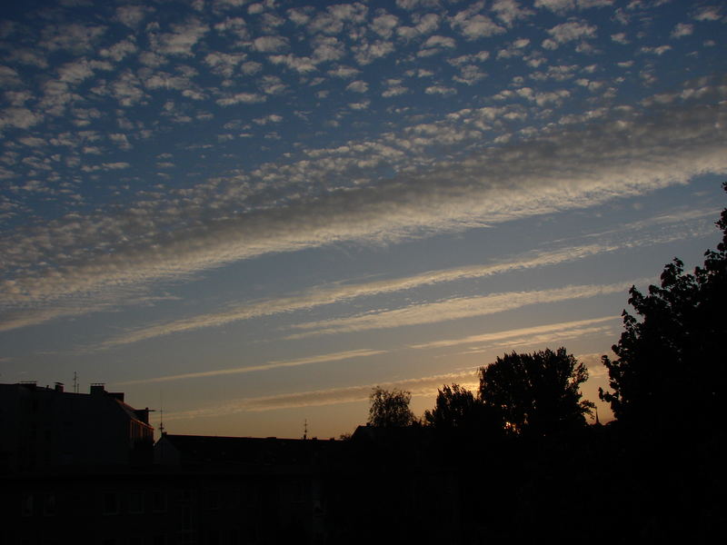 Wolkenbahnen über den Dächern Hamburgs