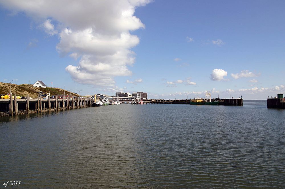 WOLKENBAND ÜBER HAFENBECKEN