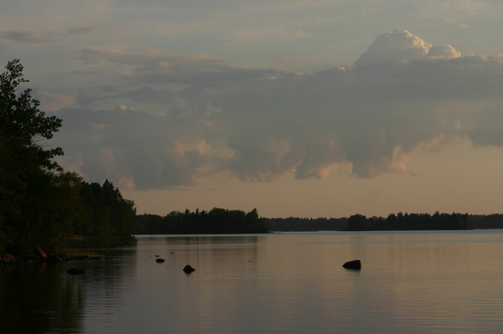 Wolkenbank über dem Bollmen / Schweden