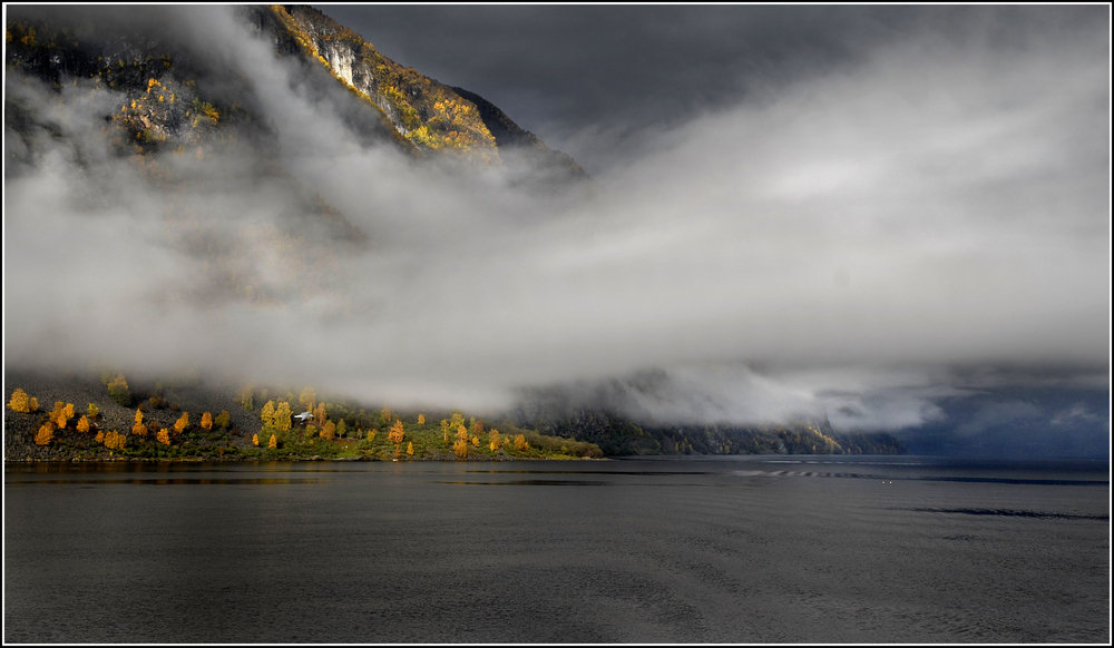 Wolkenbank über dem Fjord