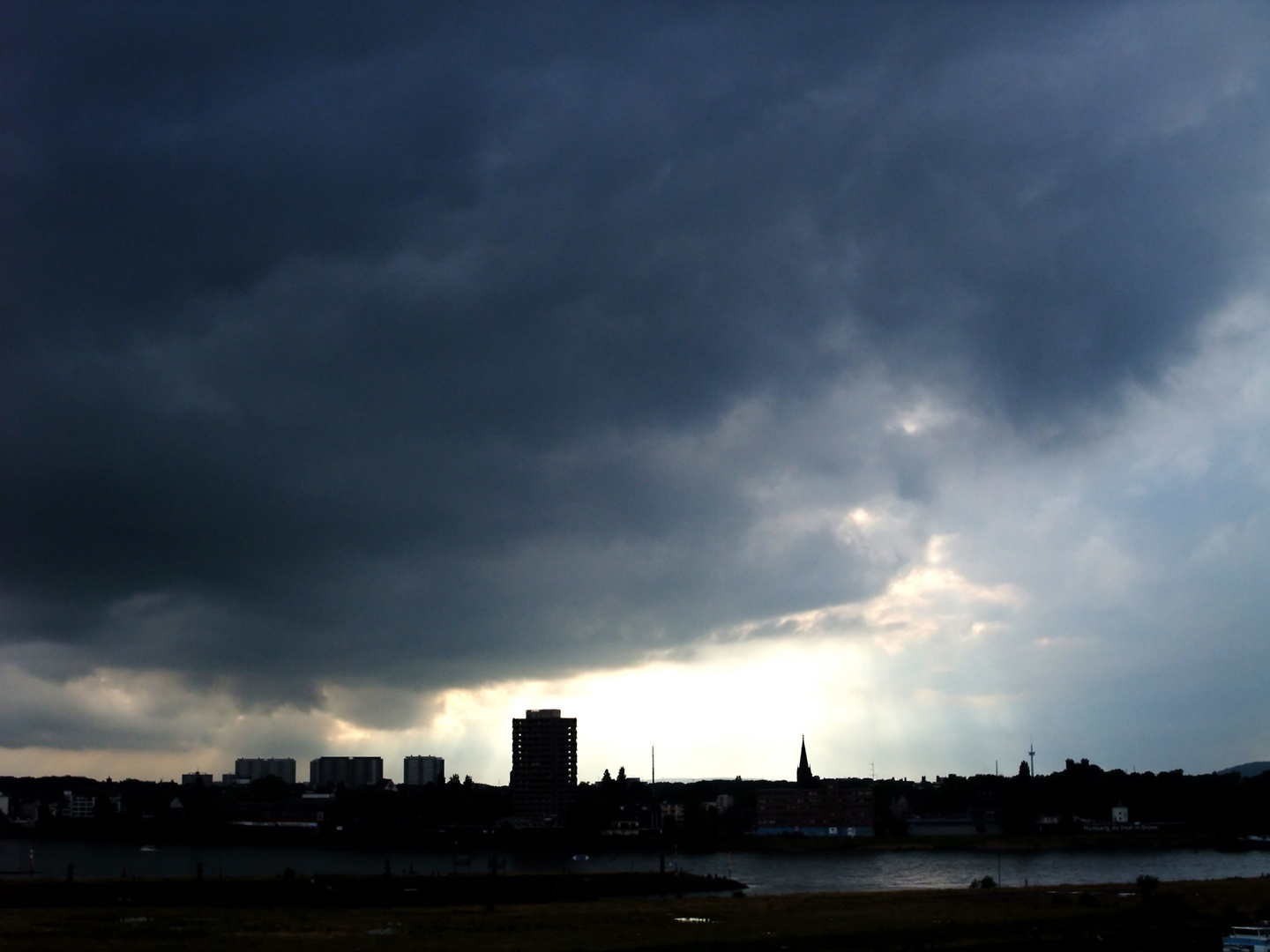 Wolkenbank über dem Rheinufer