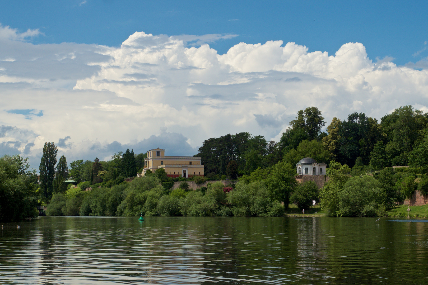 Wolkenberg über dem Pompejanum