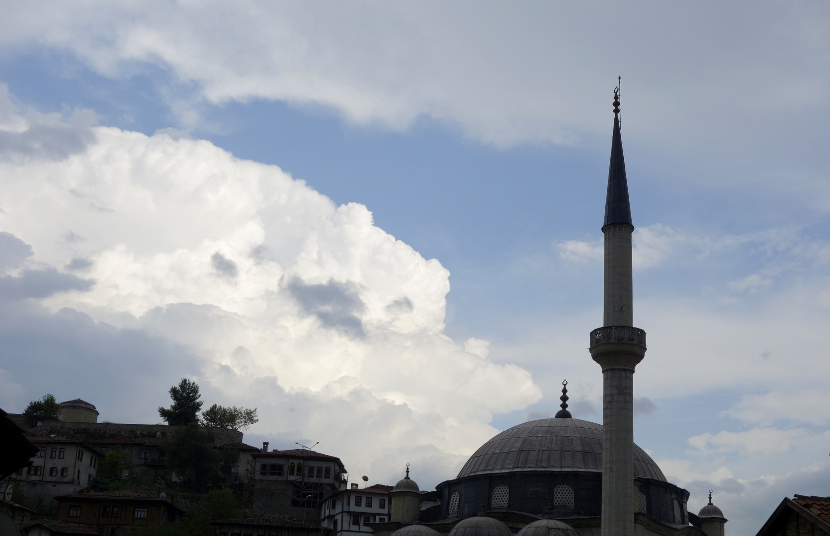 Wolkenberg über der Moschee