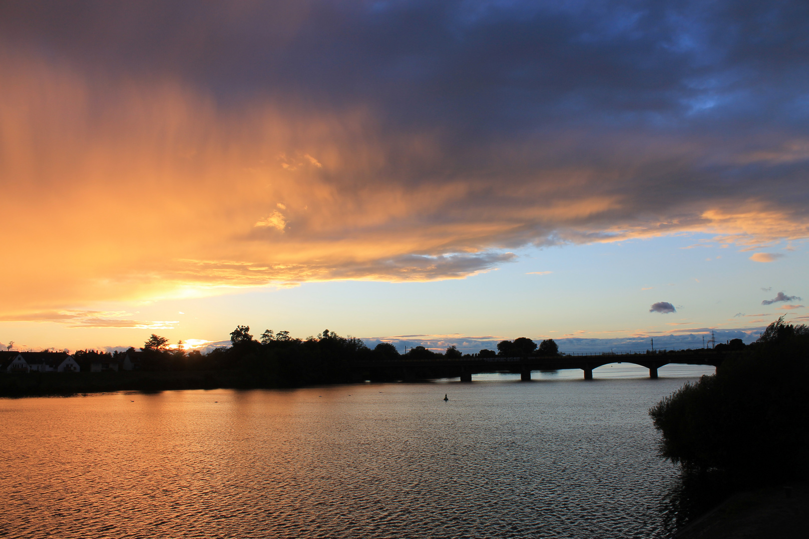 Wolkenberge über dem Neckar bei Ladenburg