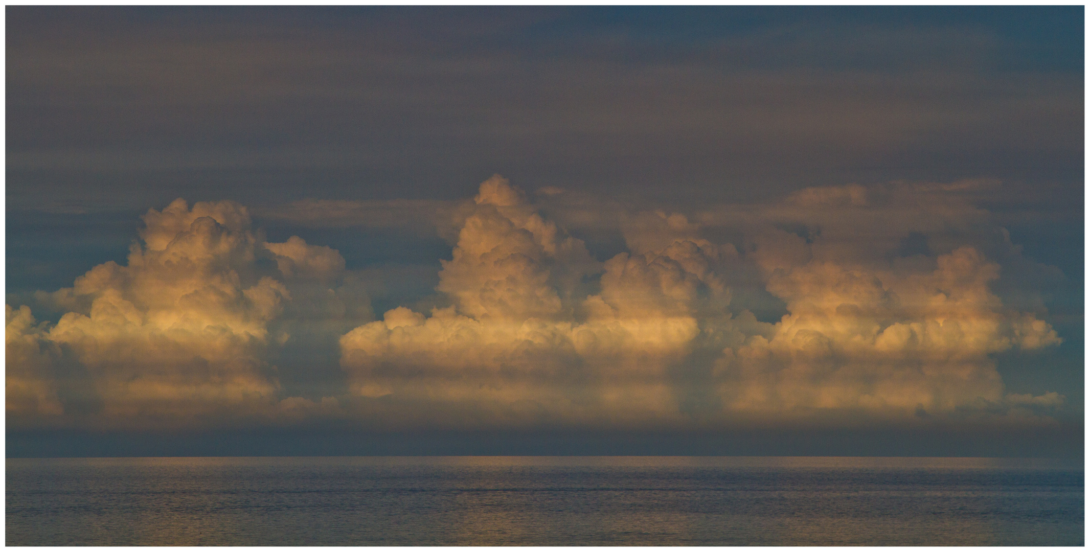 Wolkenberge über der Nordsee