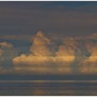 Wolkenberge über der Nordsee