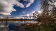 Wolkenberge über der Weser