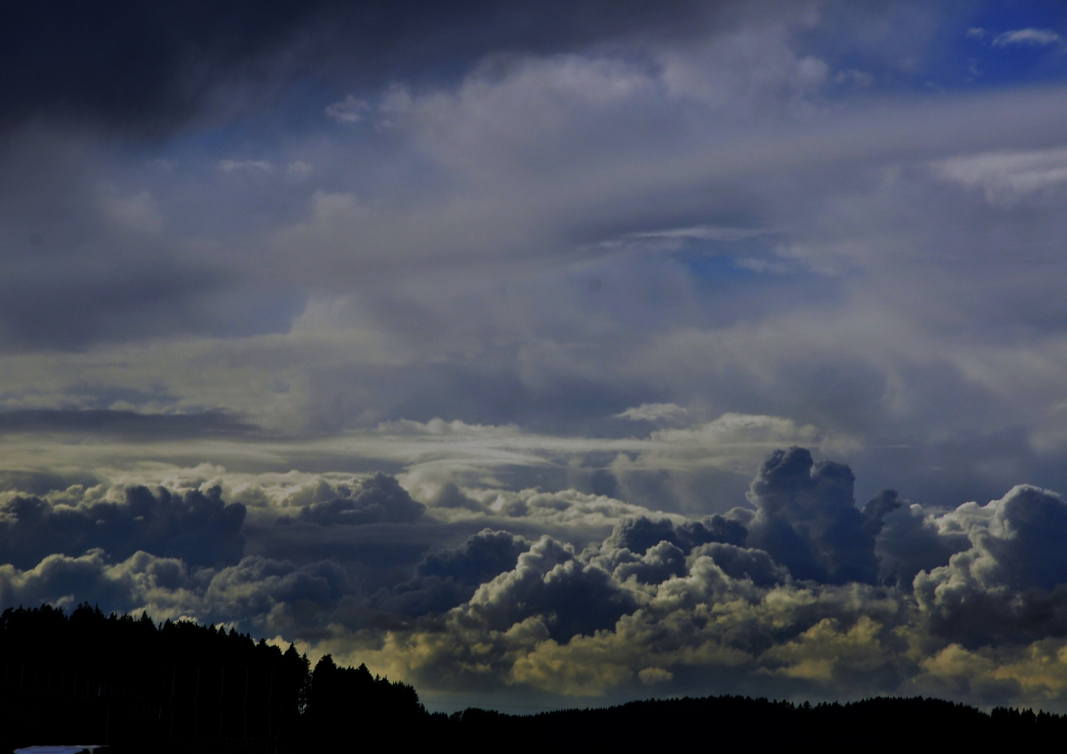 Wolkenbilder oder die blaue Stunde