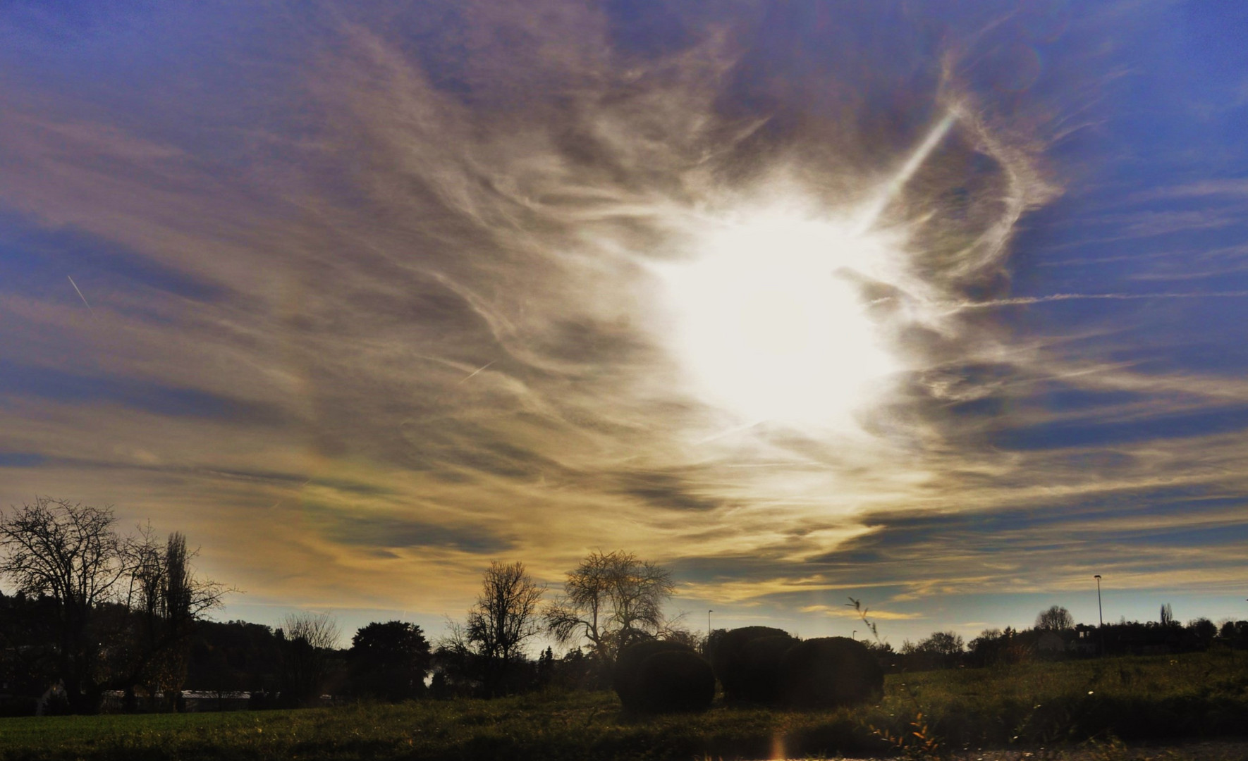 Wolkenbilder über Herbstfeldern