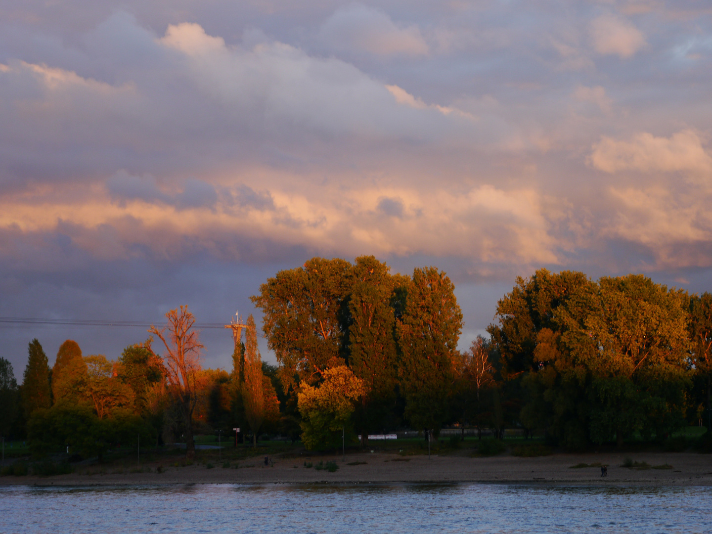Wolkenbilder und Abendlicht am Rheinufer in Köln