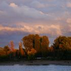 Wolkenbilder und Abendlicht am Rheinufer in Köln