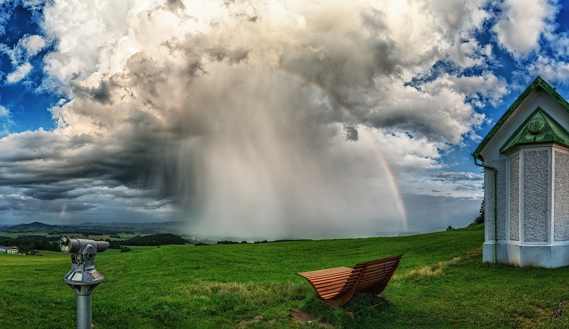 Wolkenbruch mit Regenbogen