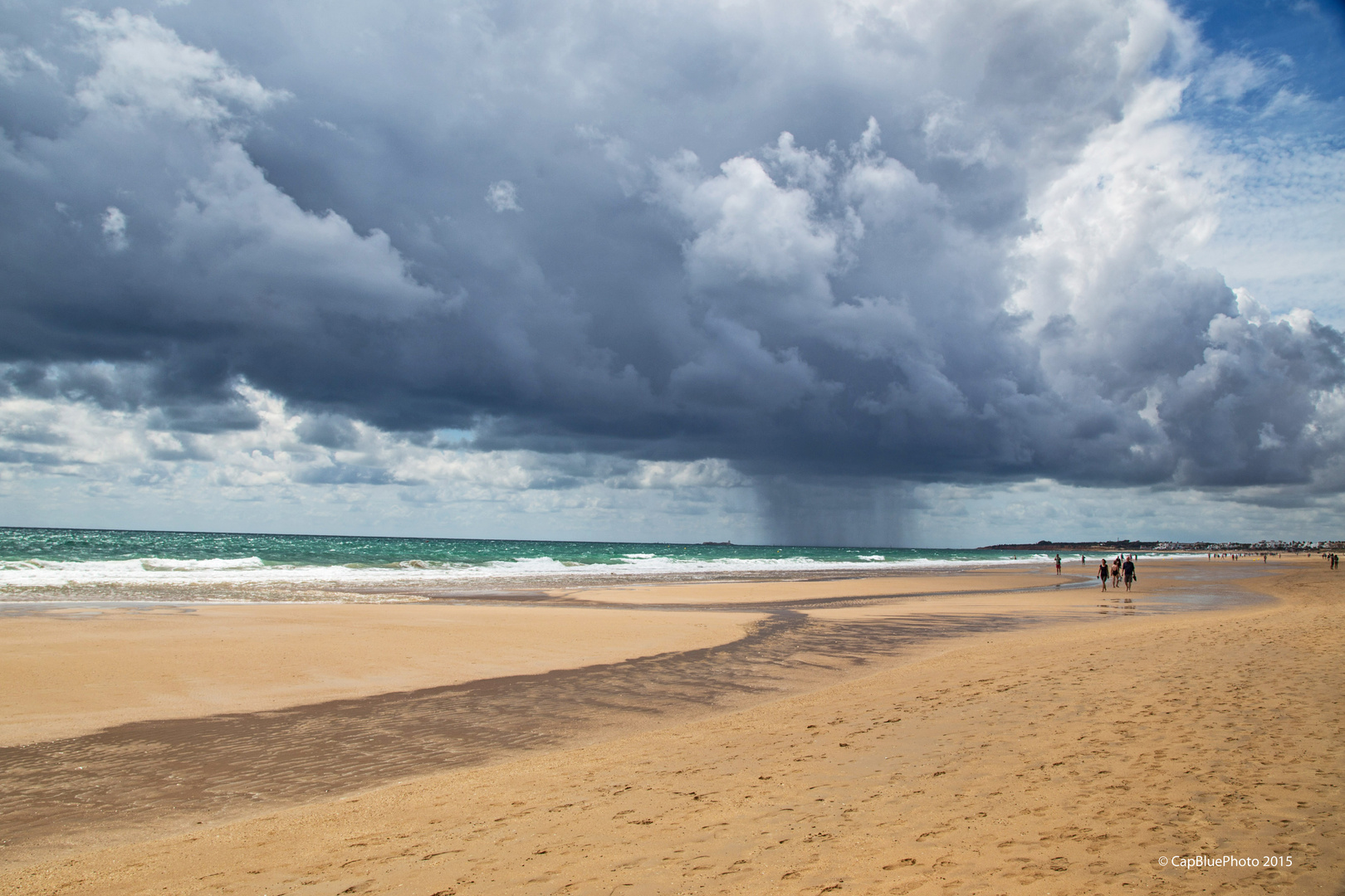 Wolkenbruch über dem Meer